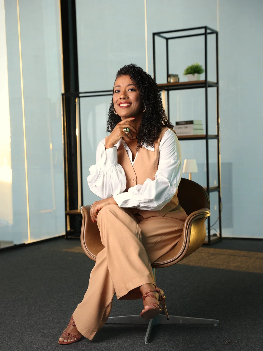 Dra. Lorena Castro Damasceno, advogada, retrato sentada em ambiente de escritório